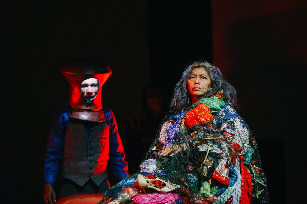 Tumbukan, Tumpukan: Isu Duka Ekologis yang Diangkat oleh Teater Garasi Melalui Pertunjukan Silang-Media “Waktu Batu. Rumah yang&nbsp;Terbakar”